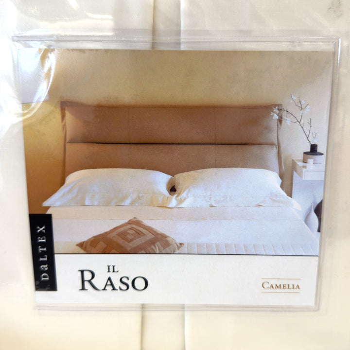 Fronte della confezione del completo lenzuola Il Raso, linea Camelia di Daltex