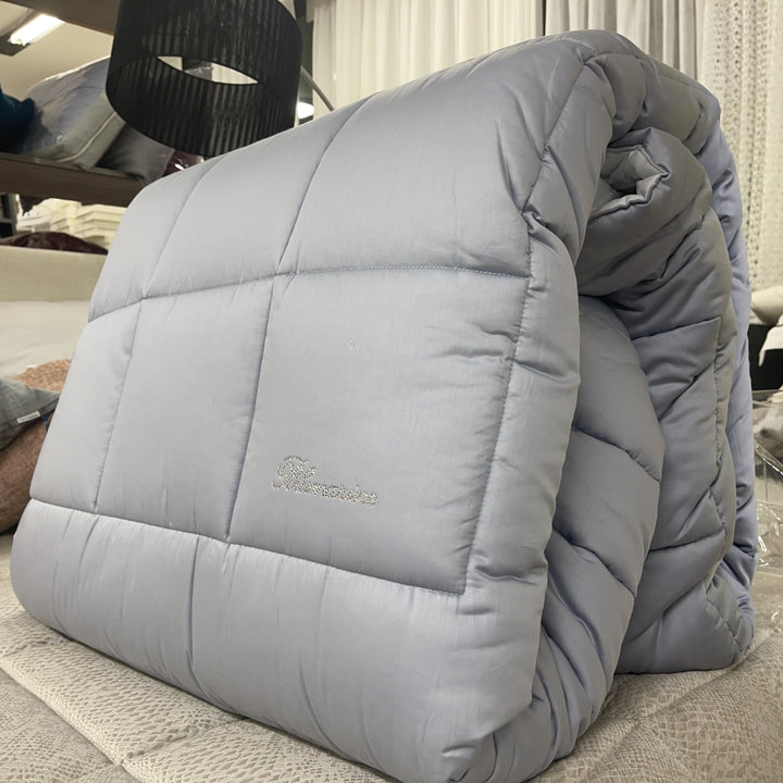 Piumone Blumarine celeste polvere arrotolato, dettaglio della trapuntatura