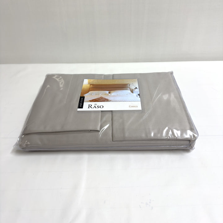 Completo lenzuola Il Raso Camelia di Daltex, colore perla, nella sua confezione
