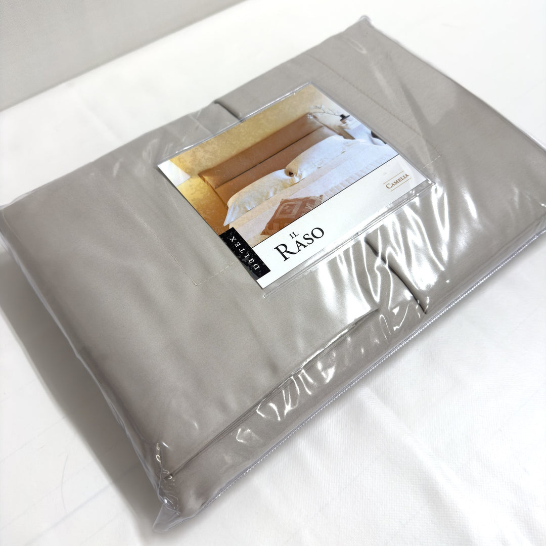 Completo lenzuola Il Raso Camelia di Daltex, colore perla, confezione vista di tre quarti