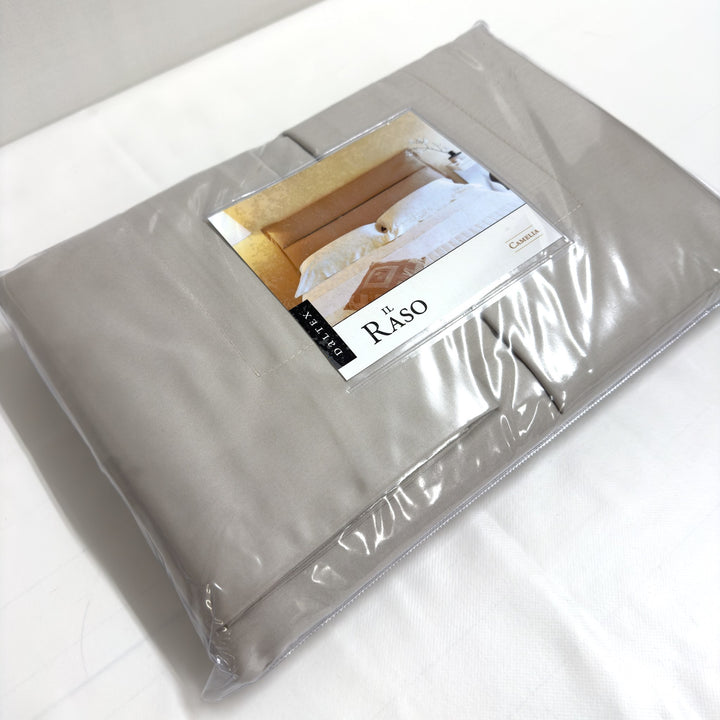 Completo lenzuola Il Raso Camelia di Daltex, colore perla, confezione vista di tre quarti