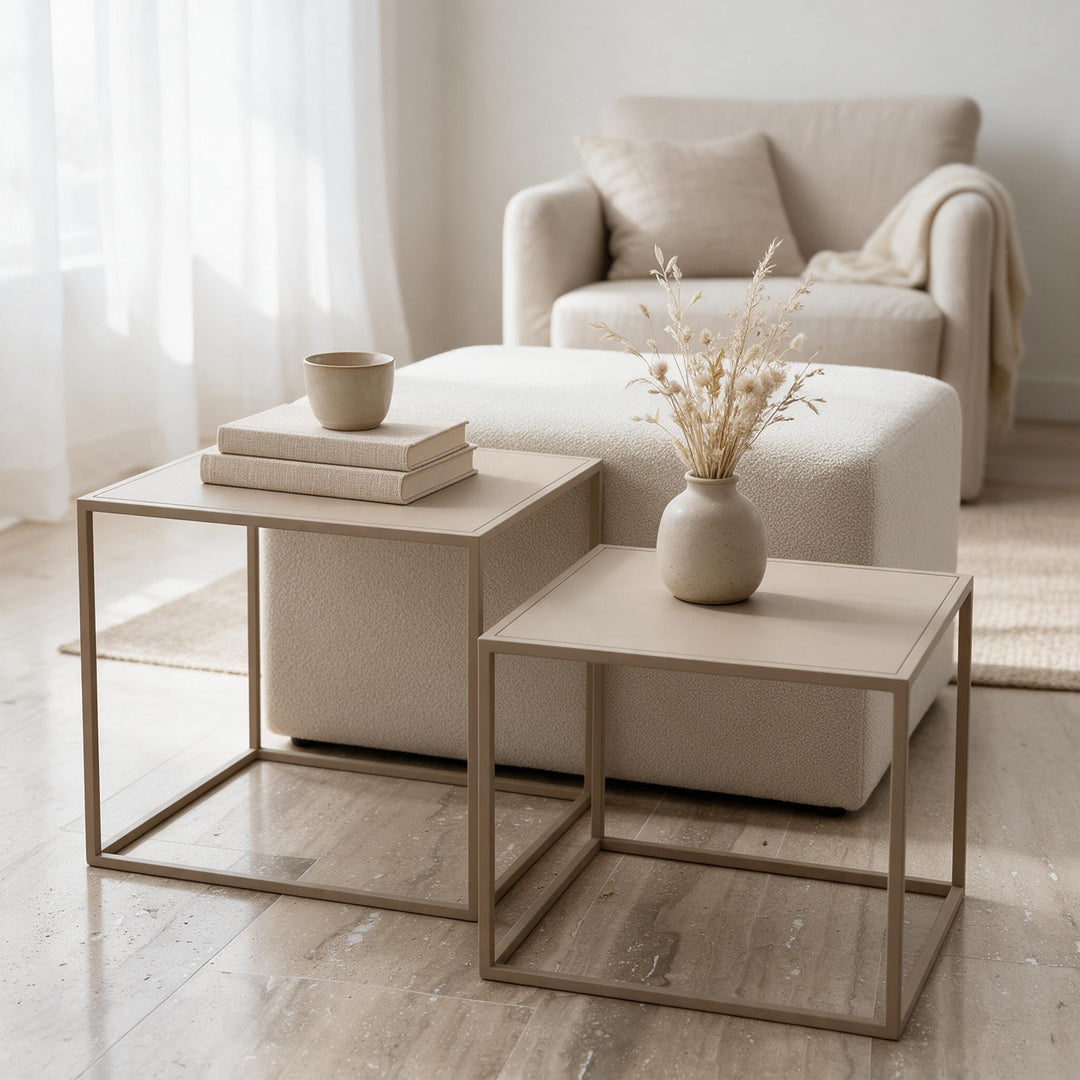Tavolini quadrati Blomus FERA color Nomad, grande e piccolo, accanto a un pouf in bouclé in soggiorno: ambientazione ricostruita