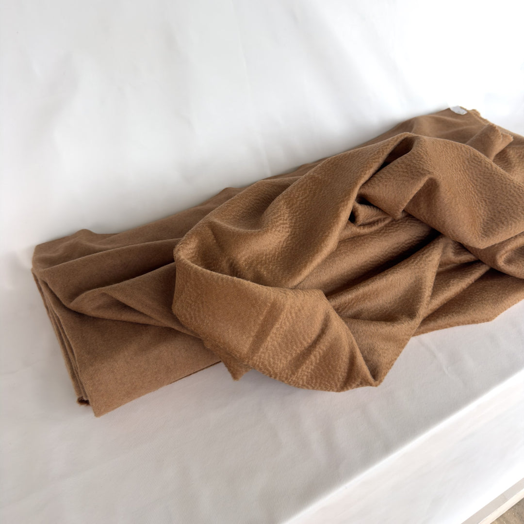 Tessuto da cappotto in lana e cashmere cammello drappeggiato, per mostrarne la caduta