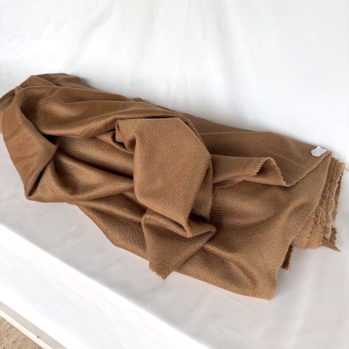 Tessuto da cappotto cammello drappeggiato, visto da un altro lato