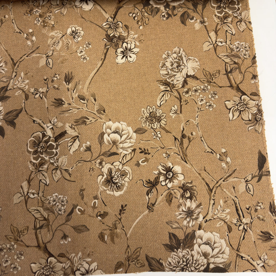 Mantelstoff mit Blumenmuster auf beigem Grund, ausgebreitet