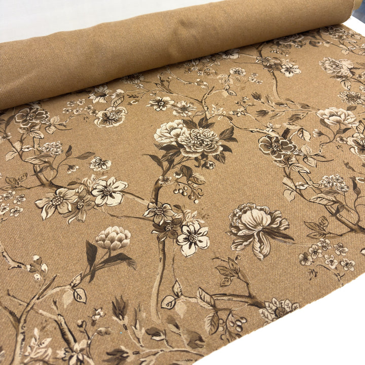 Rouleau de tissu pour manteau à fleurs sur fond beige, sur fond blanc
