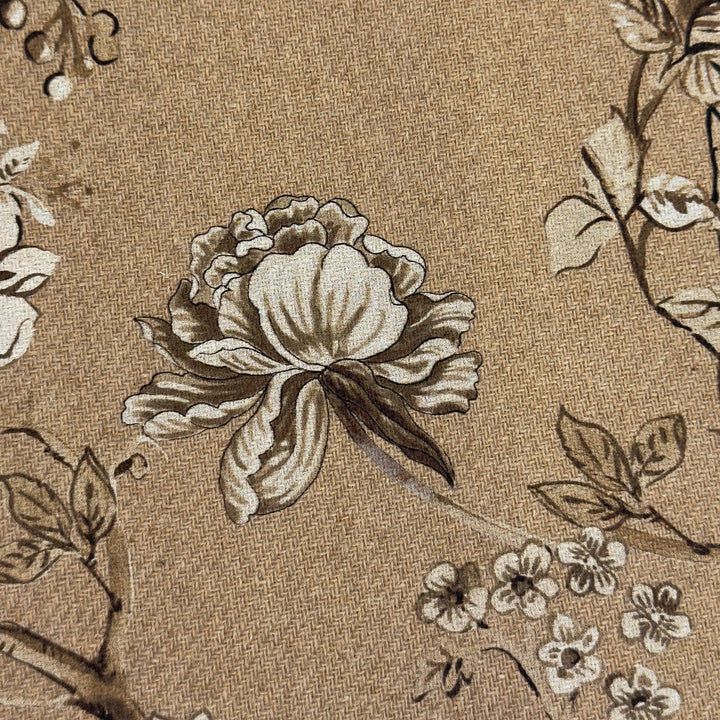 Pivoine dessinée sur le tissu pour manteau beige, avec le tissage en diagonale de l&