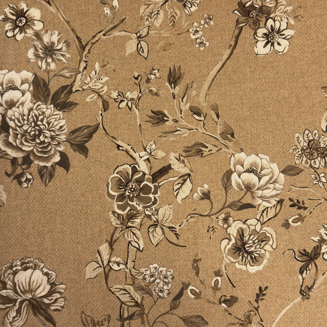 Motif floral du tissu pour manteau : branches fleuries marron, sépia et ivoire sur le fond beige