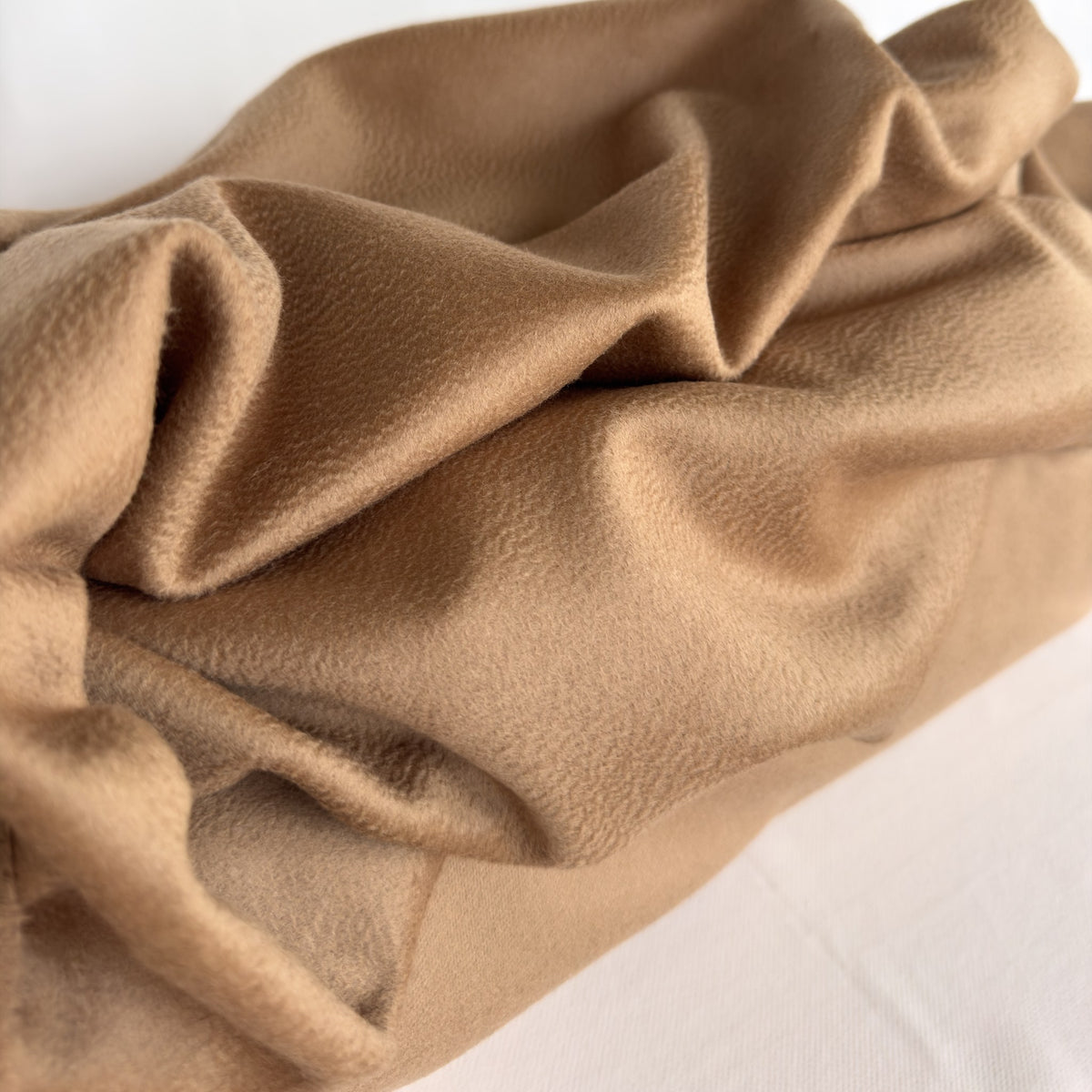 Mantelstoff aus Wolle und Kaschmir in hellem Camel, drapiert