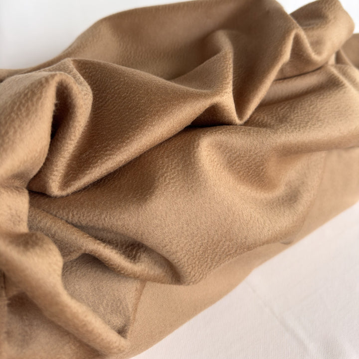 Mantelstoff aus Wolle und Kaschmir in hellem Camel, drapiert