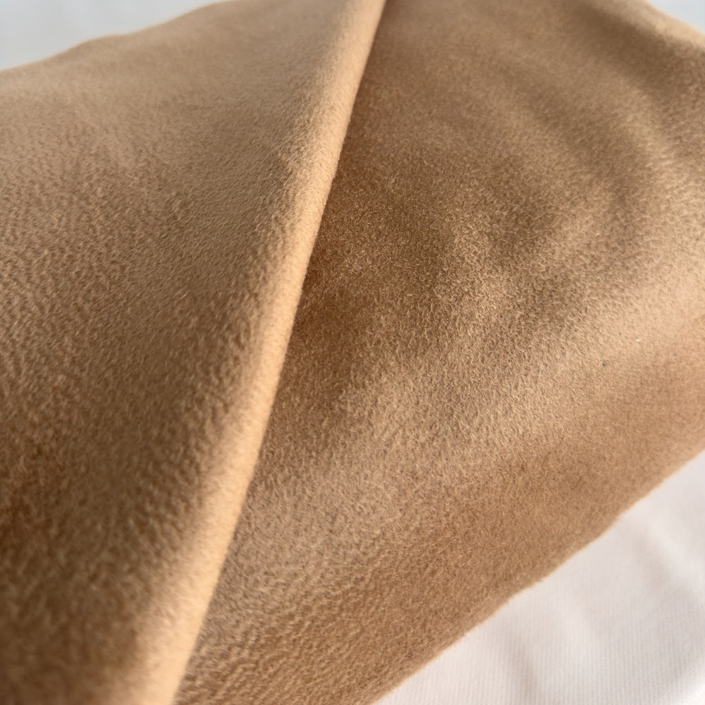 Tessuto da cappotto in lana e cashmere cammello chiaro da vicino: la superficie spazzolata