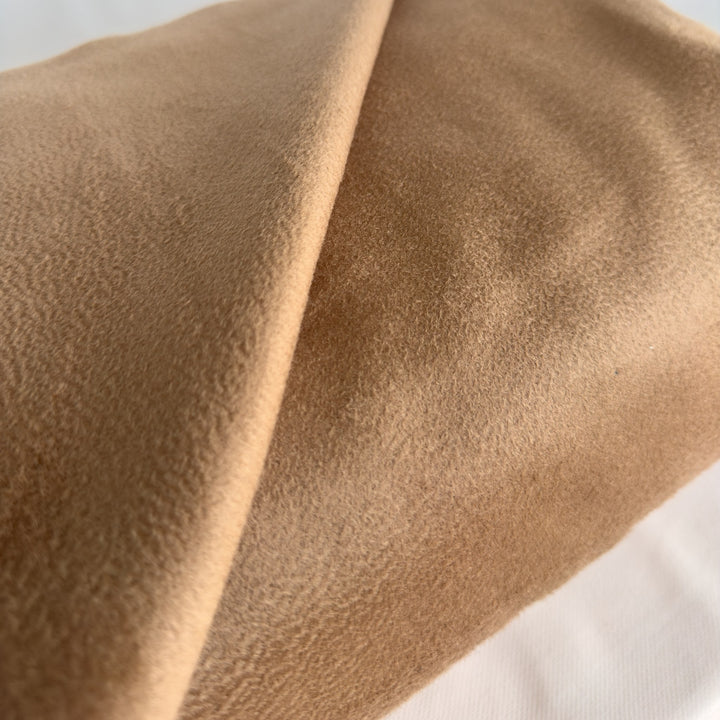 Mantelstoff aus Wolle und Kaschmir in hellem Camel aus der Nähe: die gebürstete Oberfläche