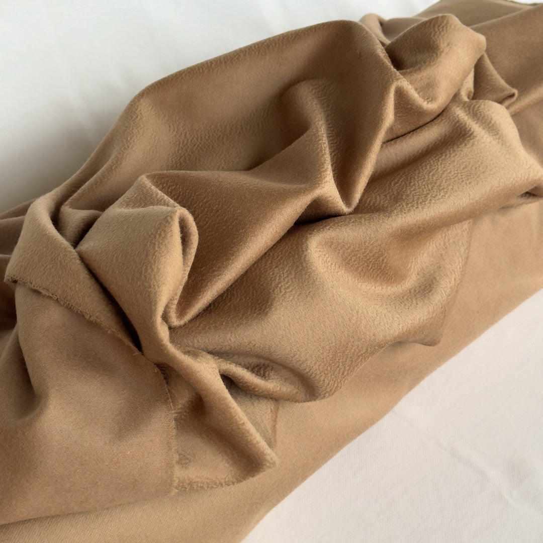 Falten des Mantelstoffs aus Wolle und Kaschmir in hellem Camel