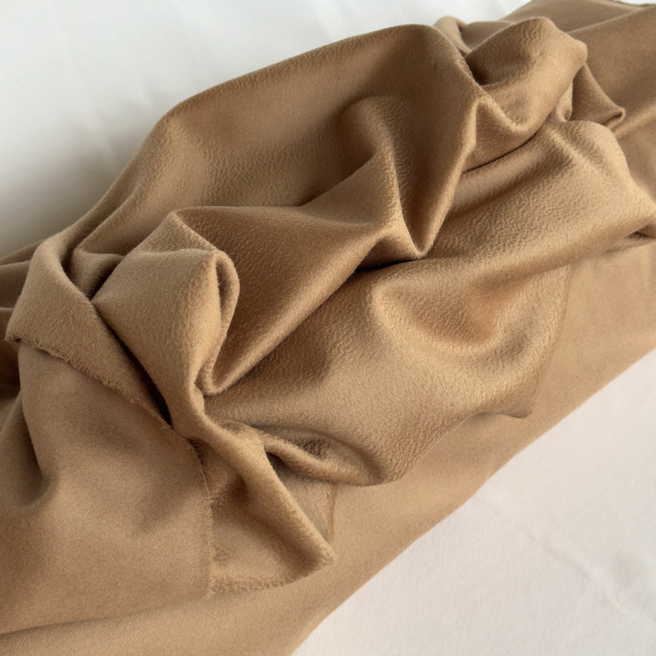 Falten des Mantelstoffs aus Wolle und Kaschmir in hellem Camel
