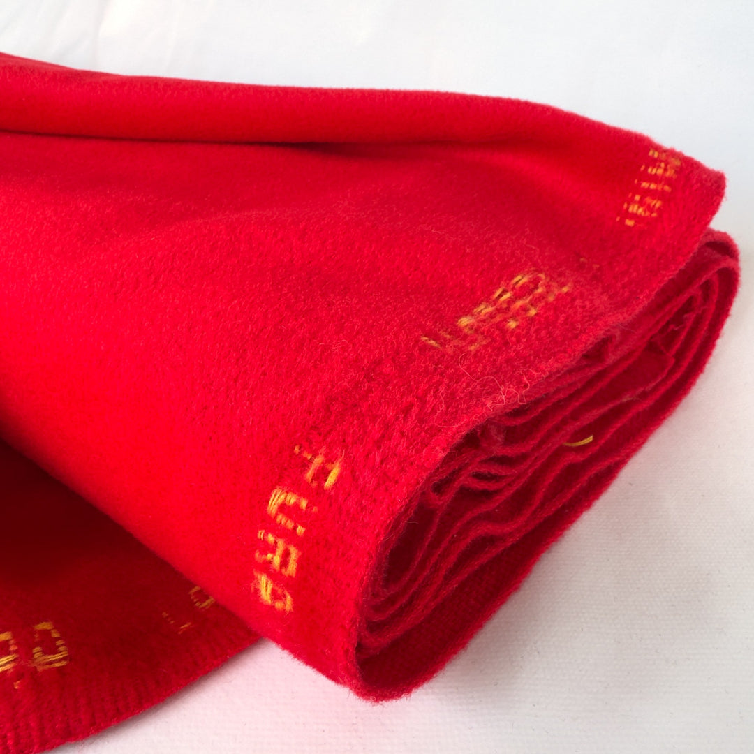 Tissu pour manteau rouge vif en laine et cachemire, roulé sur fond blanc