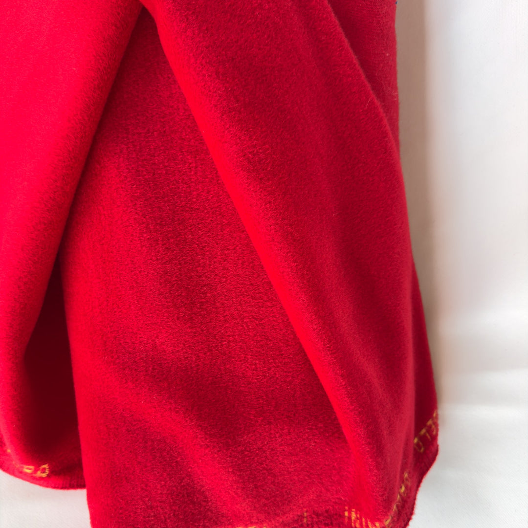 Tissu pour manteau rouge vif en laine et cachemire, détail de la surface