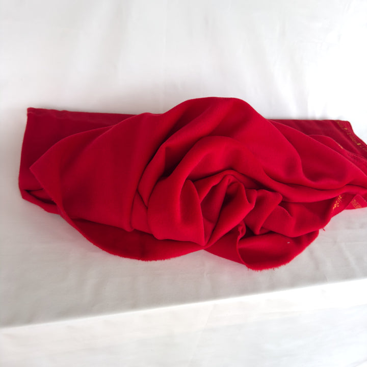 Tissu pour manteau rouge vif en laine et cachemire, drapé sur fond blanc
