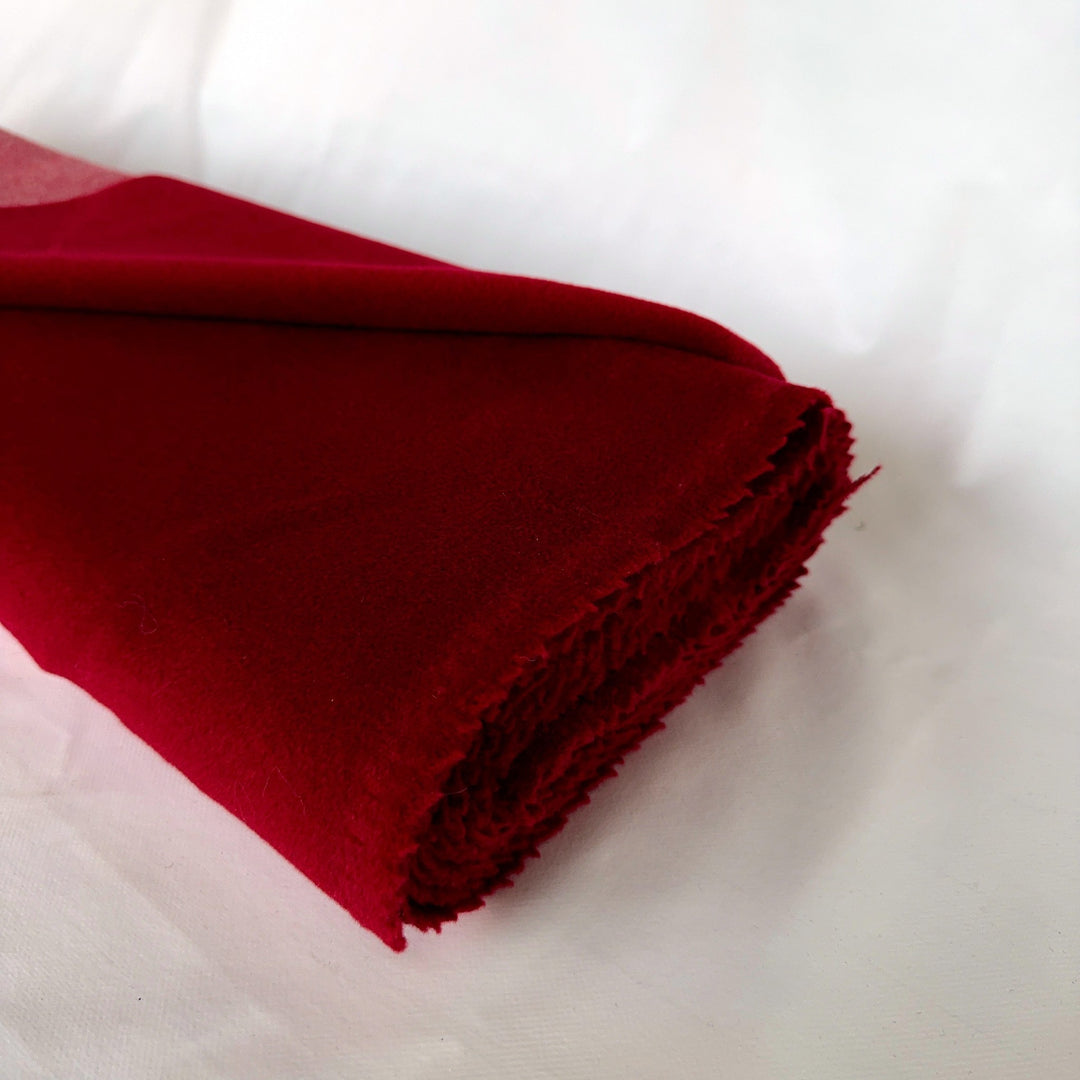 Tessuto da cappotto in lana e cashmere rosso scuro, piegato sul rotolo