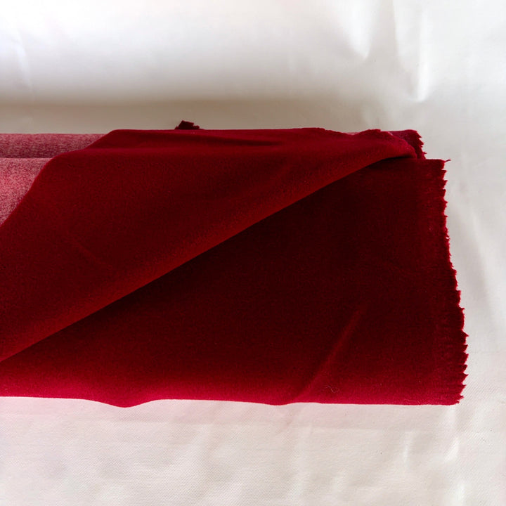 Tessuto da cappotto in lana e cashmere rosso scuro su sfondo bianco