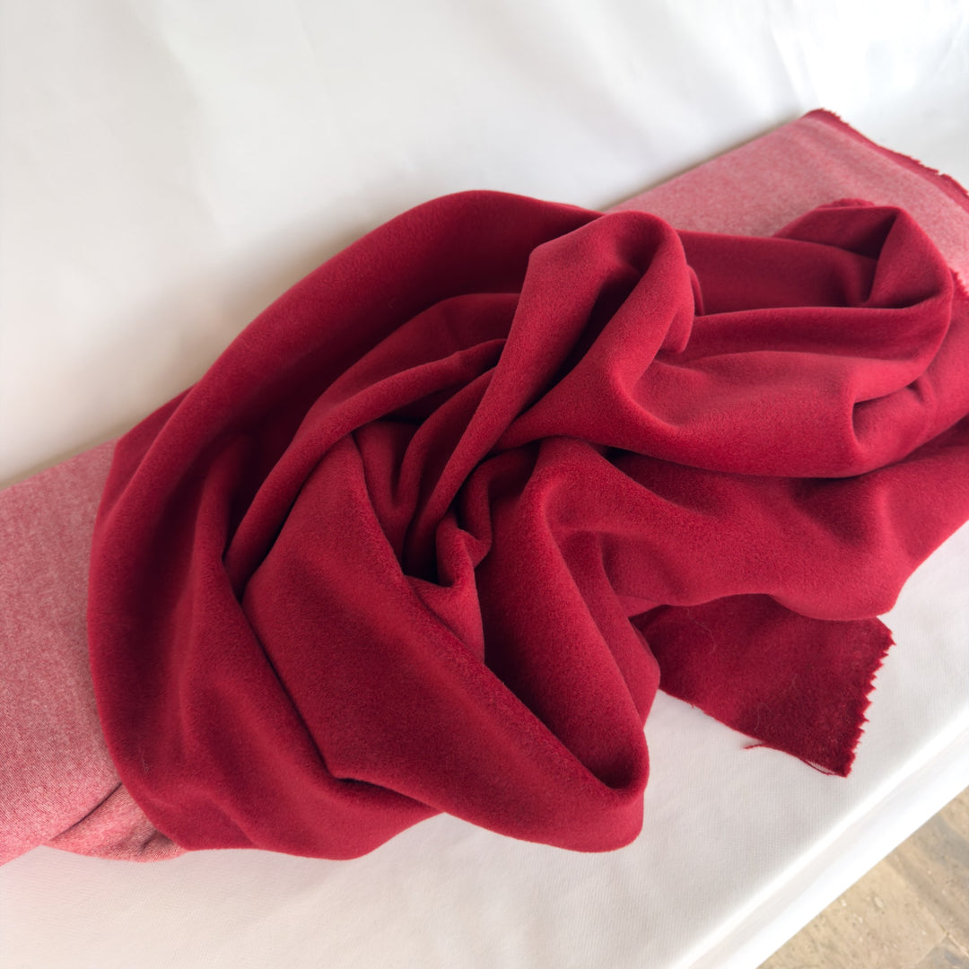 Tessuto da cappotto in lana e cashmere rosso scuro drappeggiato sul rotolo