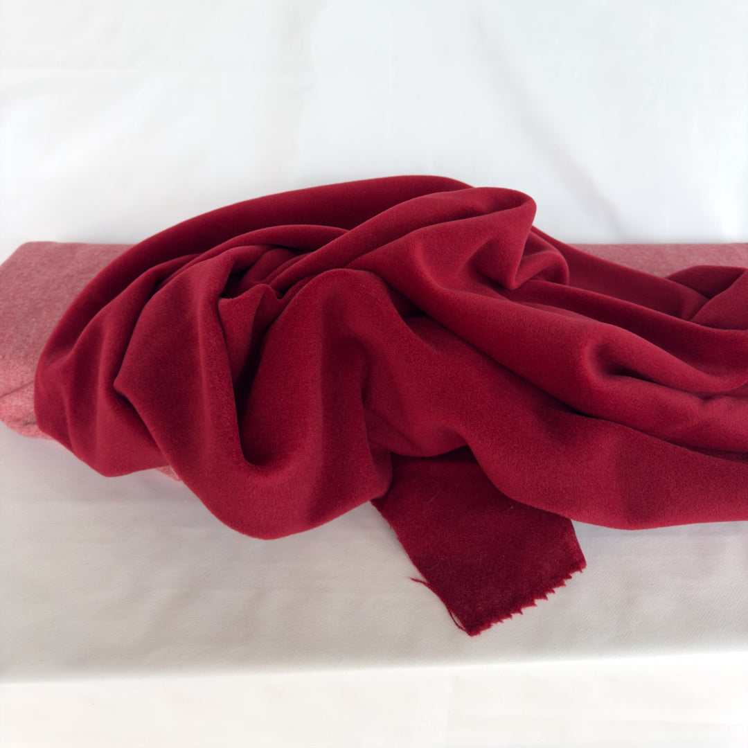 Tessuto da cappotto in lana e cashmere rosso scuro, pieghe morbide