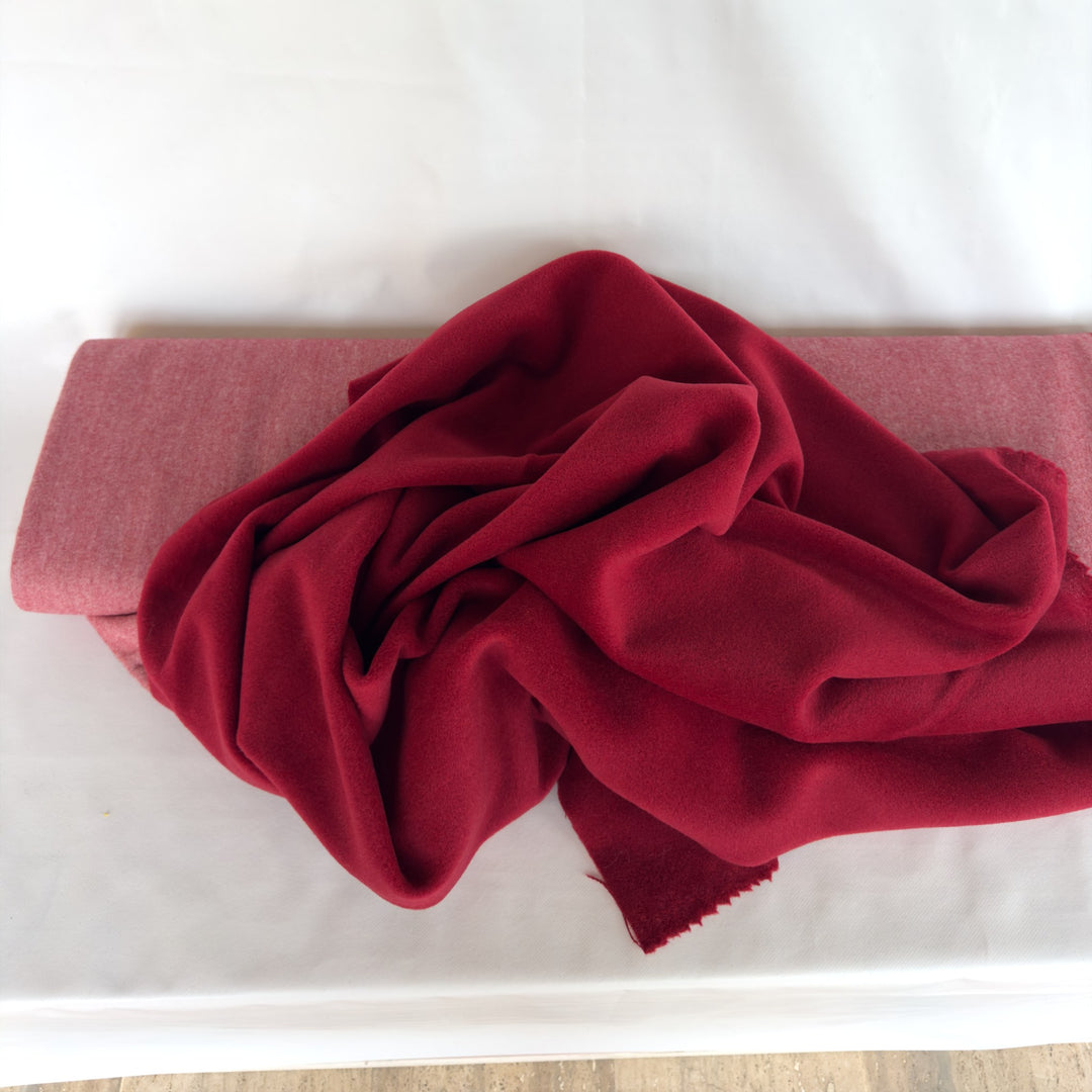Tessuto da cappotto in lana e cashmere rosso scuro su sfondo bianco