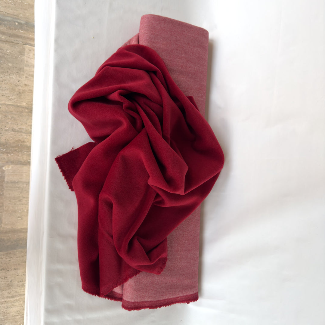 Tessuto da cappotto in lana e cashmere rosso scuro visto dall&