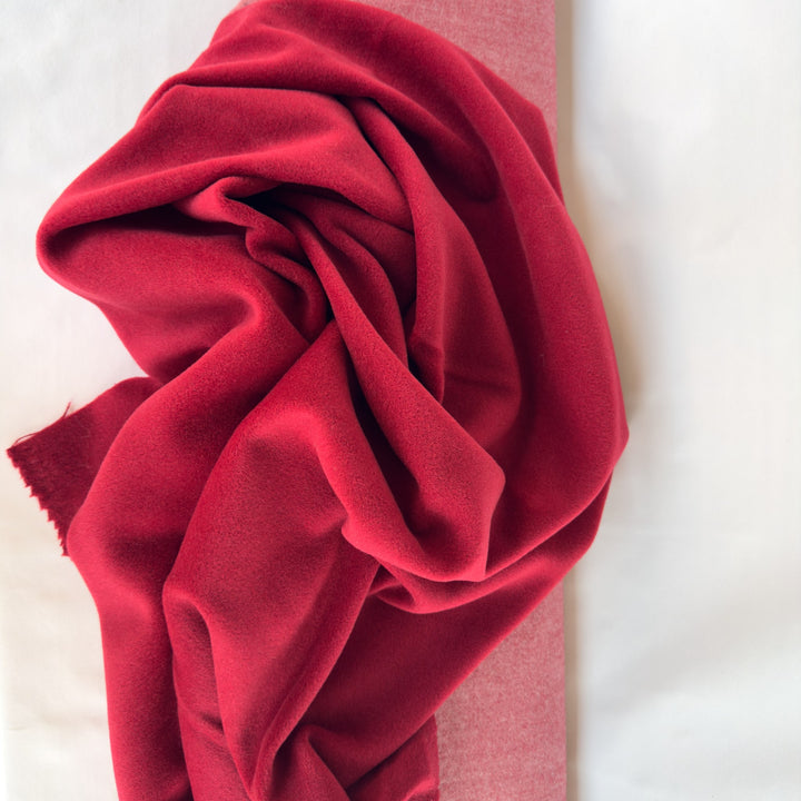 Tessuto da cappotto in lana e cashmere rosso scuro, drappeggio
