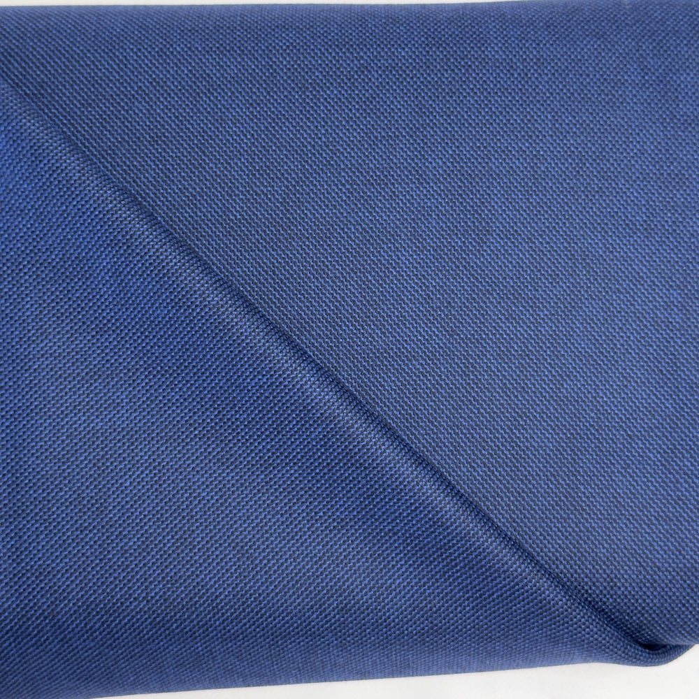 Primo piano della trama diagonale con i fili blu chiaro e blu quasi nero