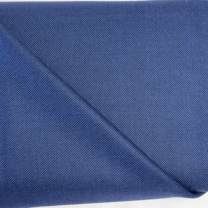 Nahaufnahme des Diagonalgewebes mit den Fäden in Hellblau und fast schwarzem Blau
