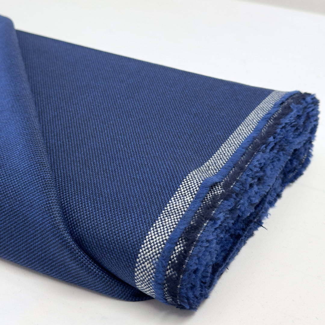 Weiß-blau karierte Webkante des dunkelblauen Diagonalstoffes