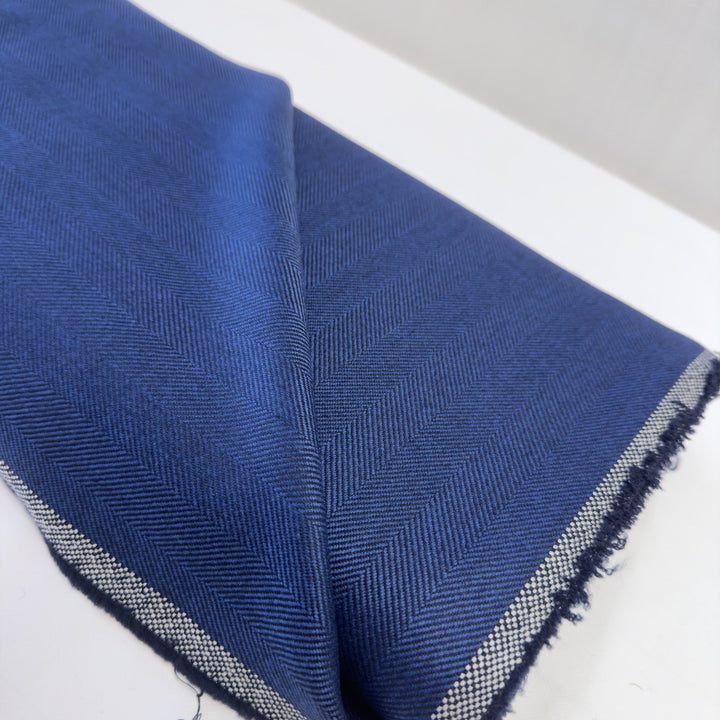Detail des blauen Fischgratmusters und der Webkante mit kleinem Karo in Weiß und Blau