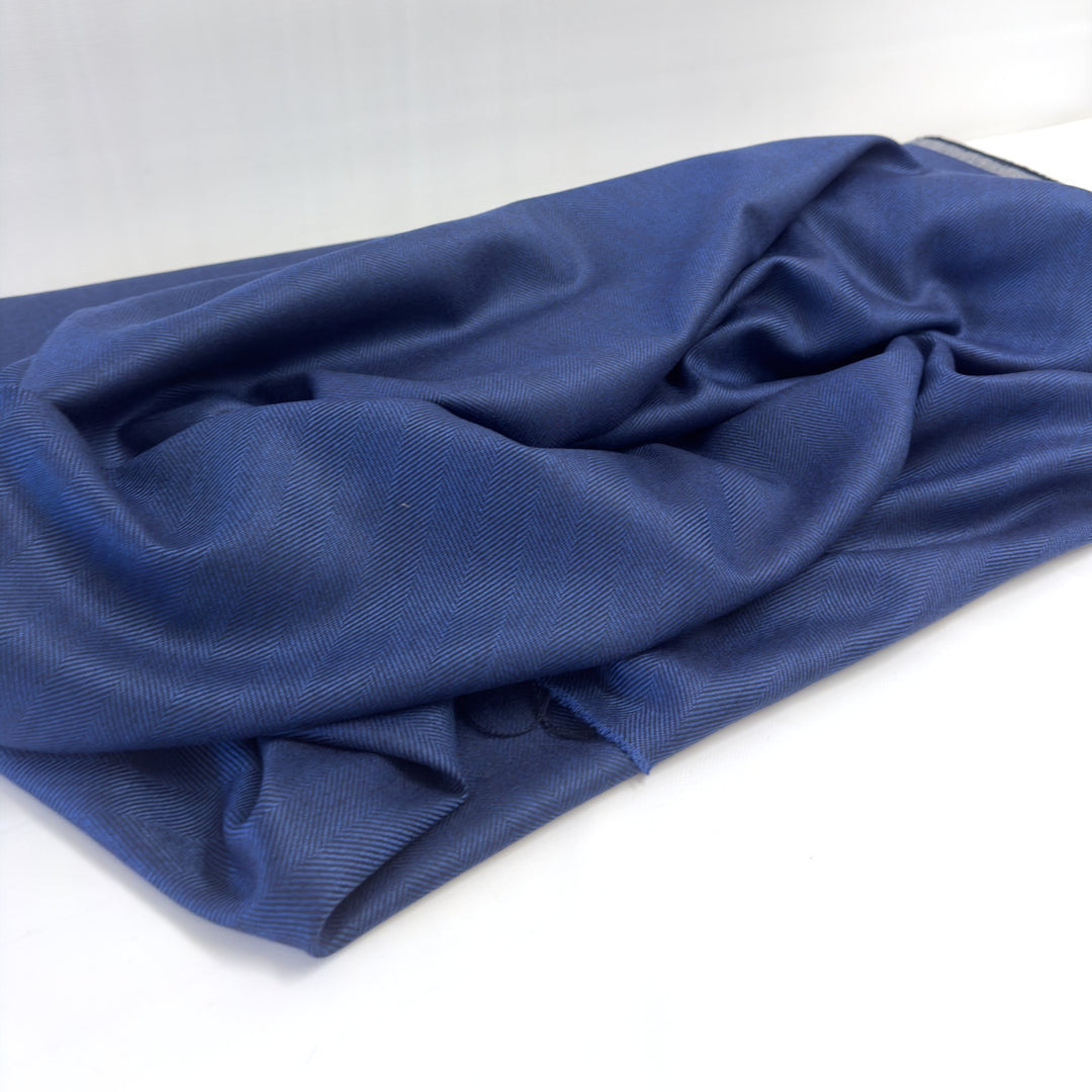 Tessuto per giacca in lana blu drappeggiato, per vedere la caduta