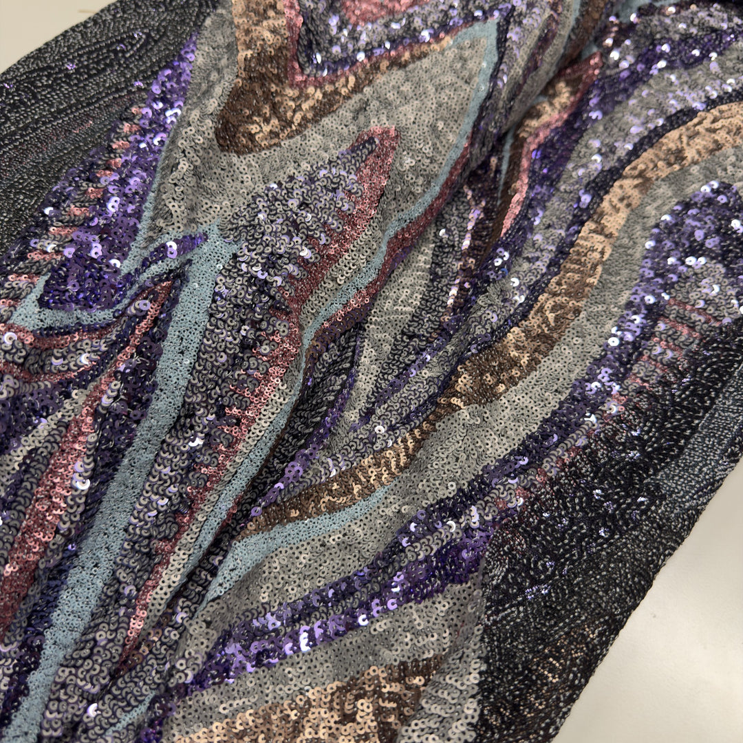 Gros plan sur les bandes ondulées de petites paillettes : violet, bronze, rose et gris