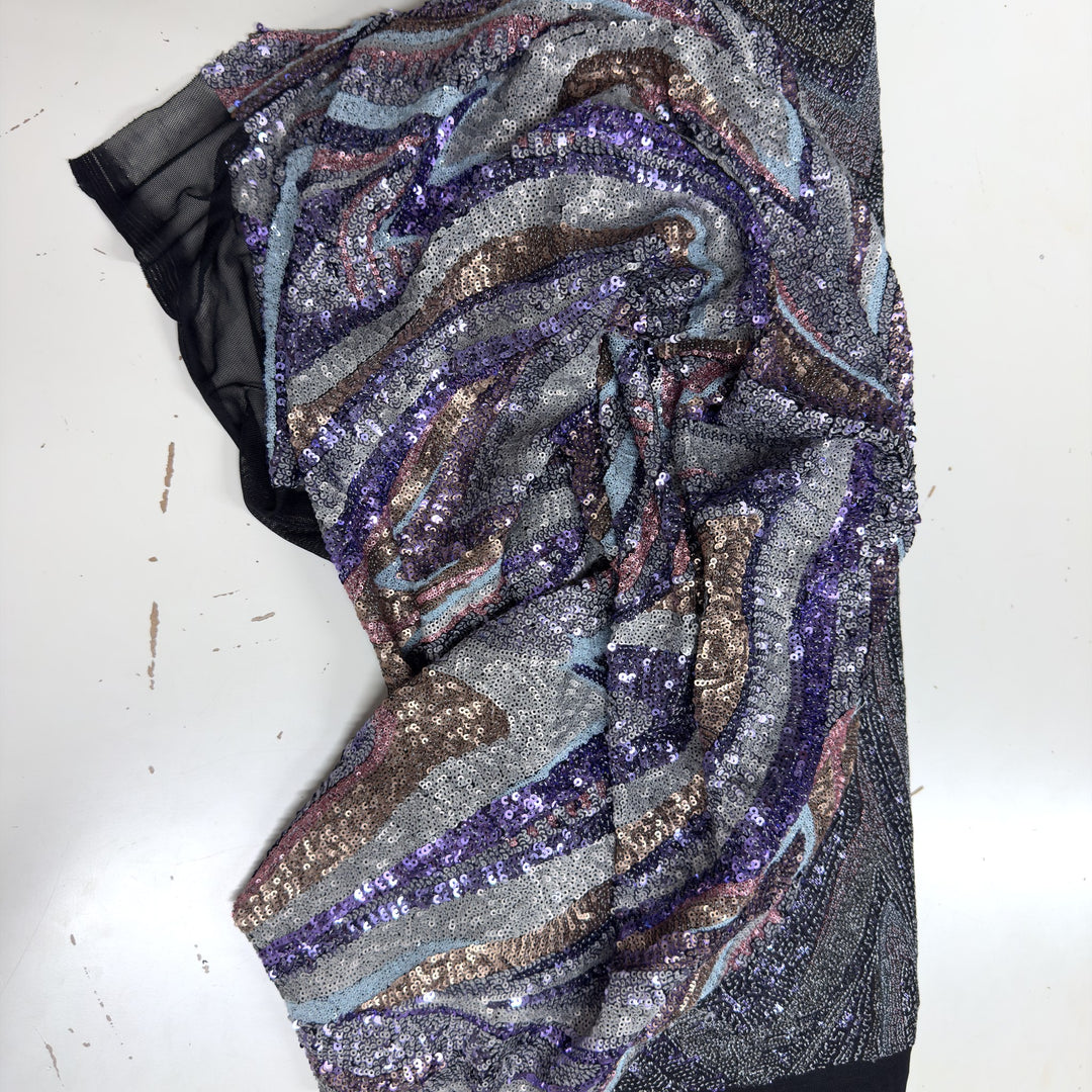 Tissu à paillettes en vagues, froncé, avec sa bordure en tulle noir