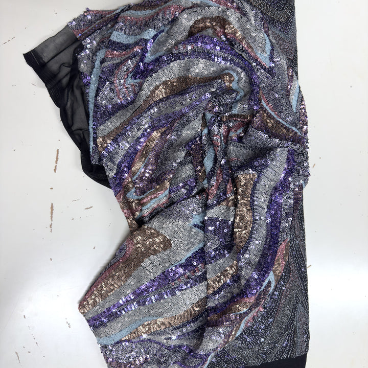 Tissu à paillettes en vagues, froncé, avec sa bordure en tulle noir