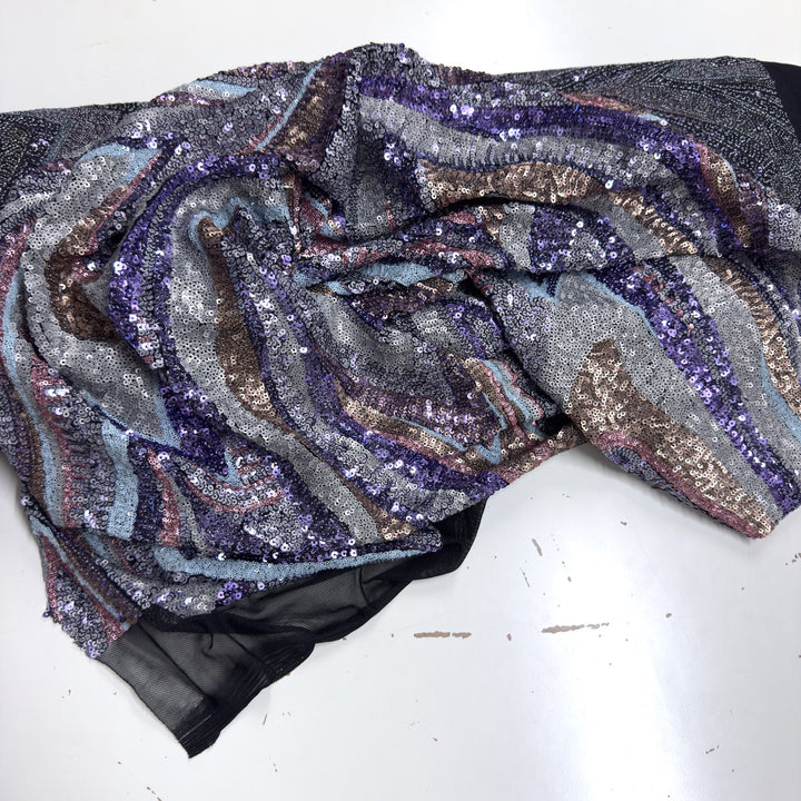 Tissu à paillettes en vagues multicolores drapé sur fond blanc