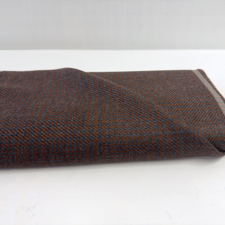 Tissu pied-de-poule marron et gris en pure laine : la pièce pliée sur fond blanc, avec la lisière claire