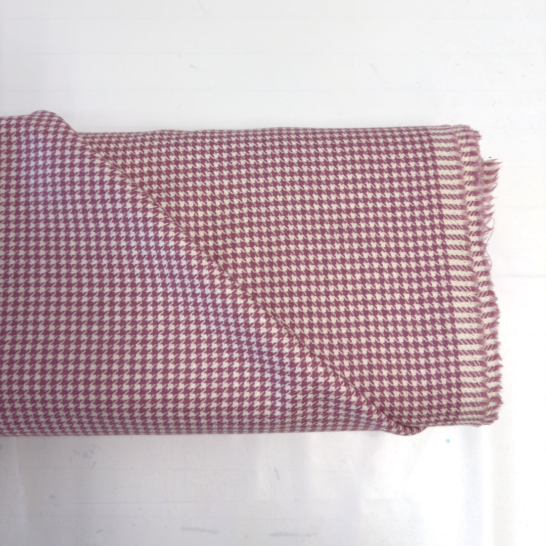Tissu pied-de-poule rose clair et blanc en fresco de laine, en pièce sur fond blanc