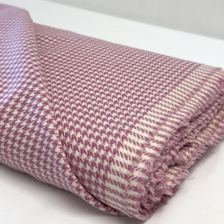 Lisière du tissu pied-de-poule rose, environ 2 cm de chaque côté en plus des 150 cm