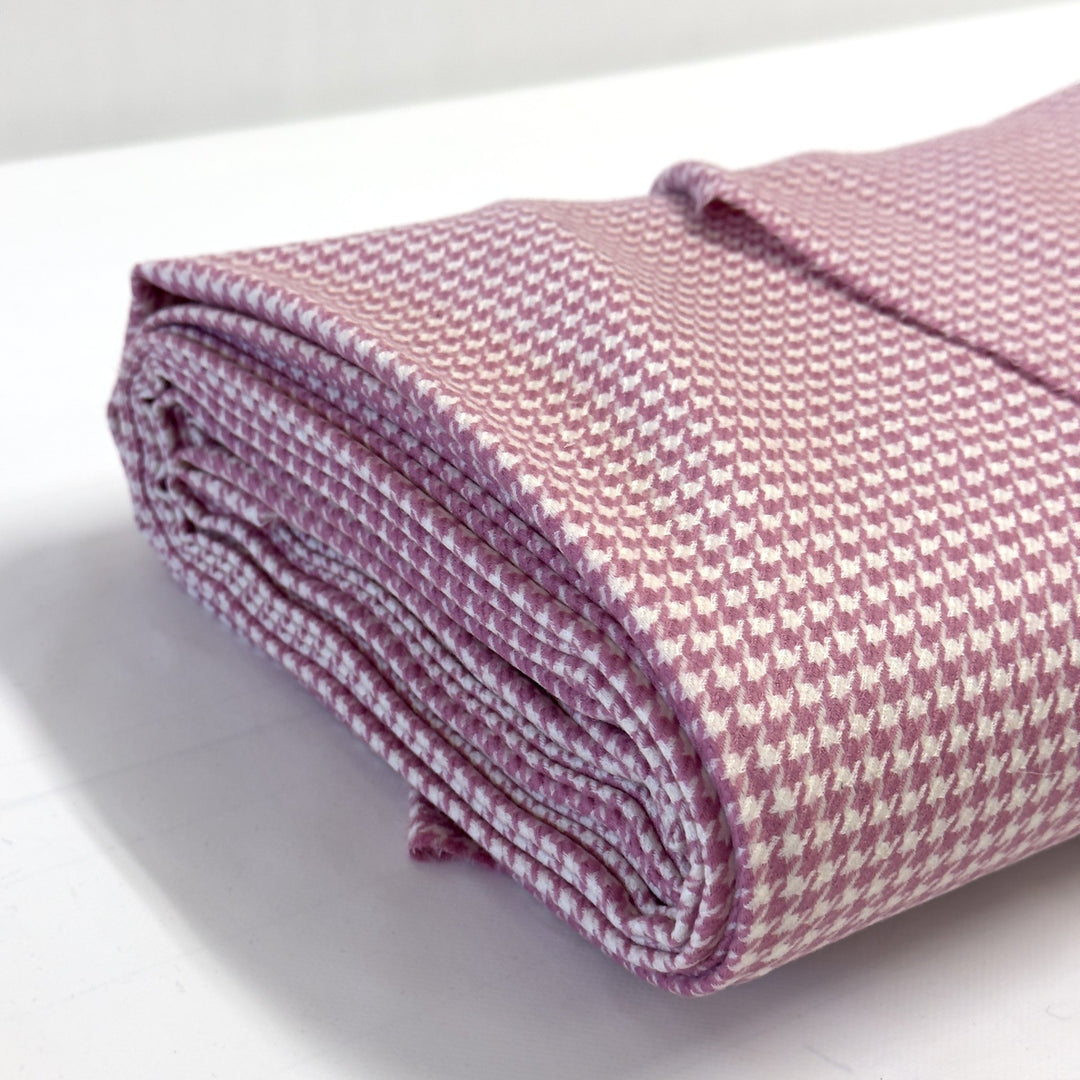 Pièce de tissu pied-de-poule rose et blanc vue de côté