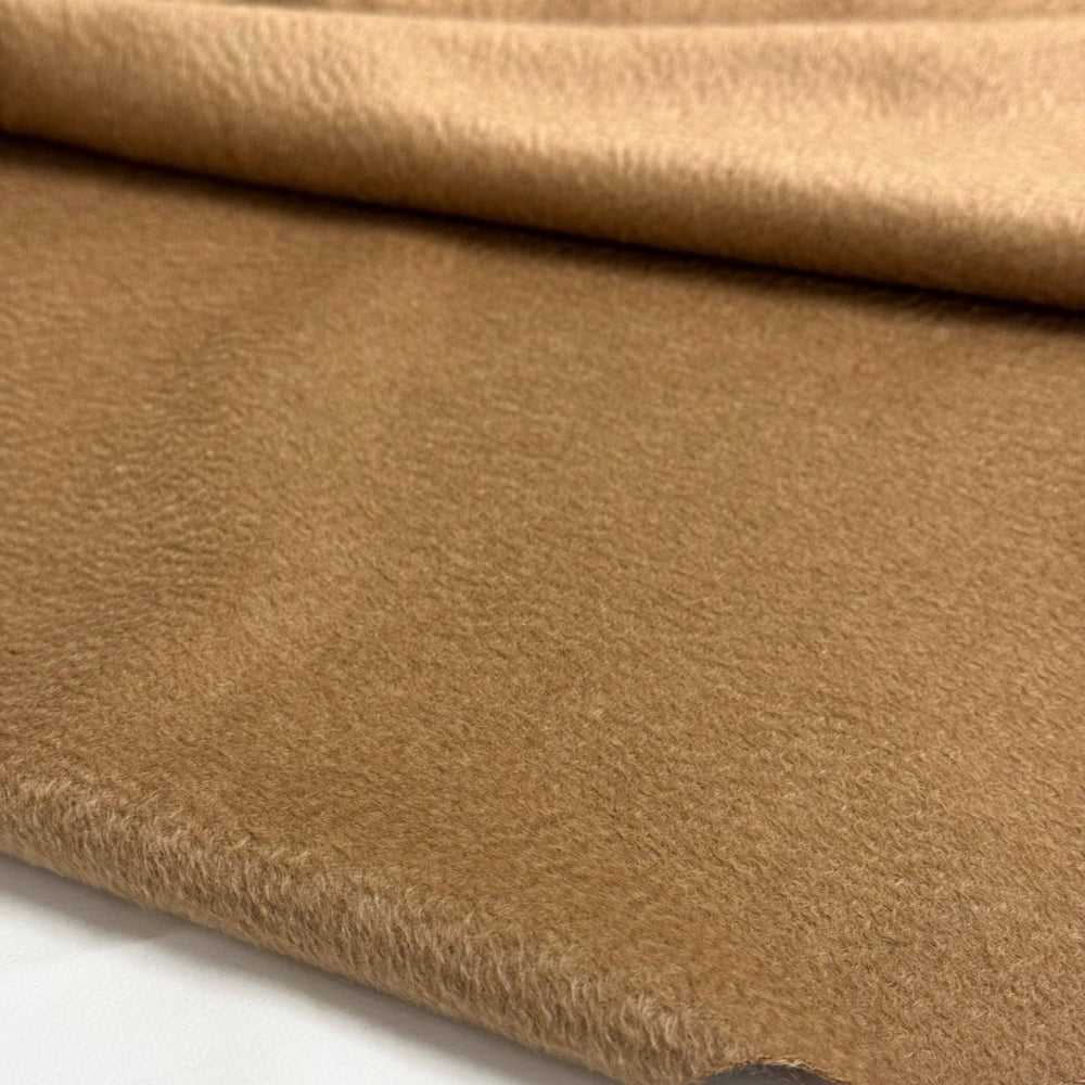 Dettaglio del pelo spazzolato del tessuto Puro cammello del Casentino