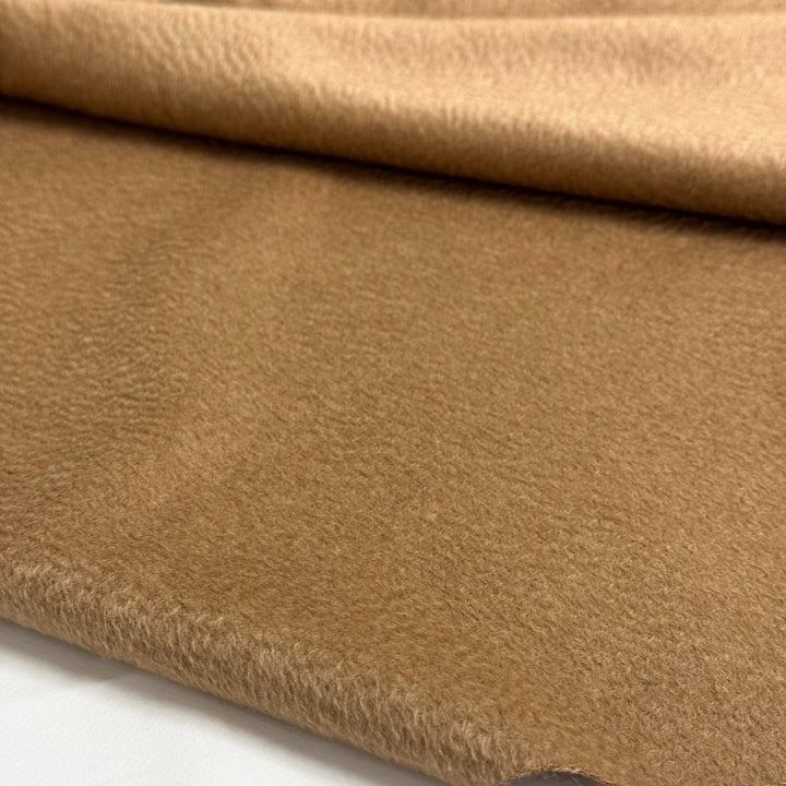 Nahaufnahme: der gebürstete Flor des Stoffes Reines Kamel aus dem Casentino