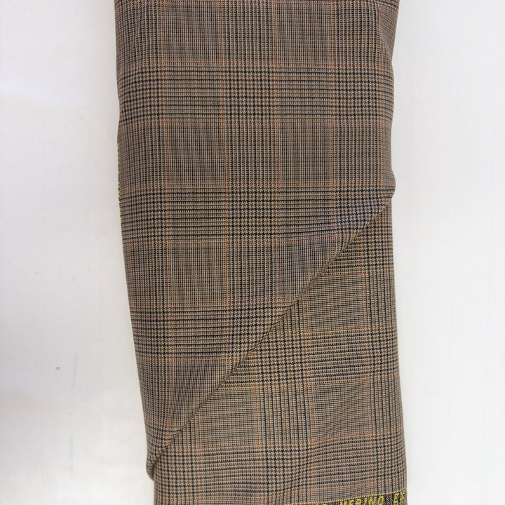 Tissu à carreaux marron en pure laine mérinos sur le rouleau, sur fond blanc