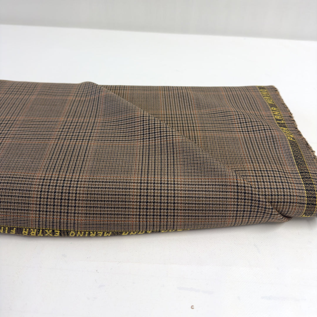 Tissu à carreaux marron plié sur le rouleau, avec la lisière à inscription jaune