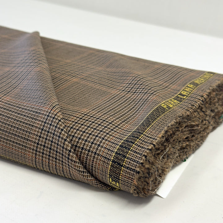 Lisière du tissu à carreaux marron avec l&
