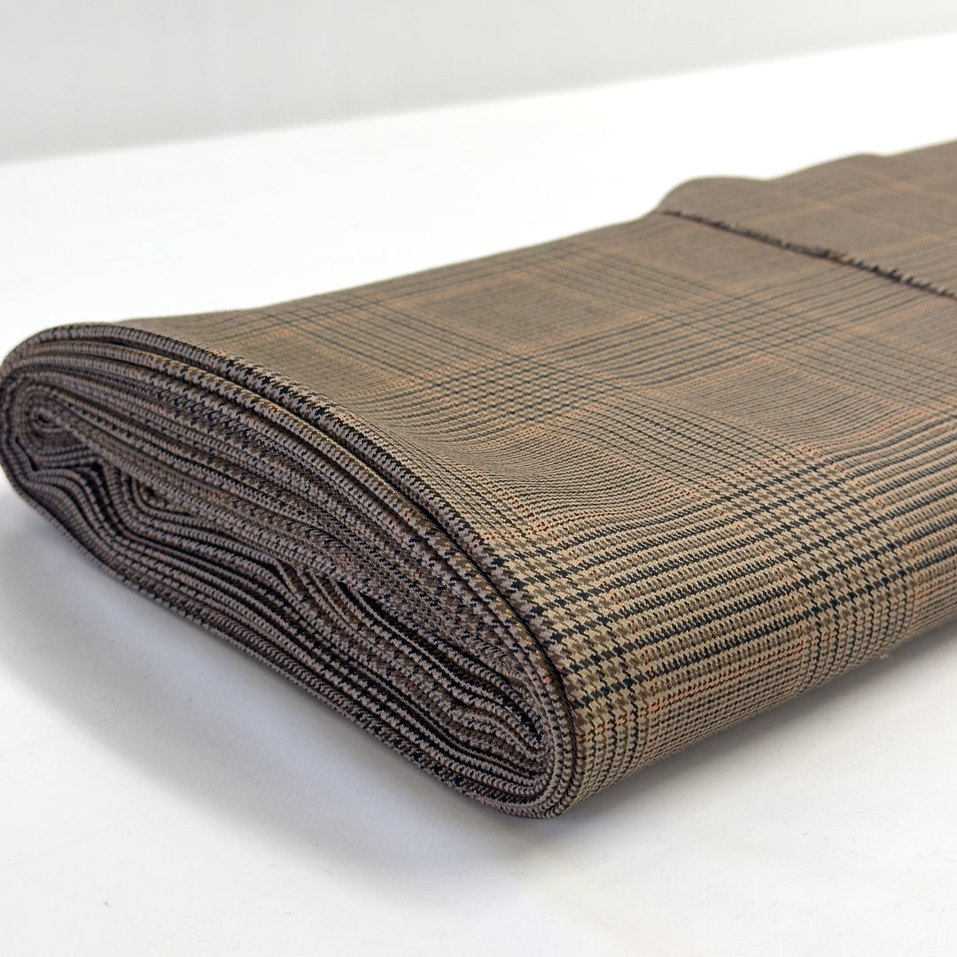 Rouleau de tissu à carreaux marron en laine mérinos vu de côté