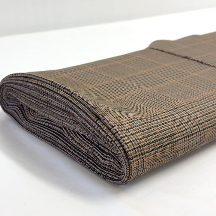 Rouleau de tissu à carreaux marron en laine mérinos vu de côté