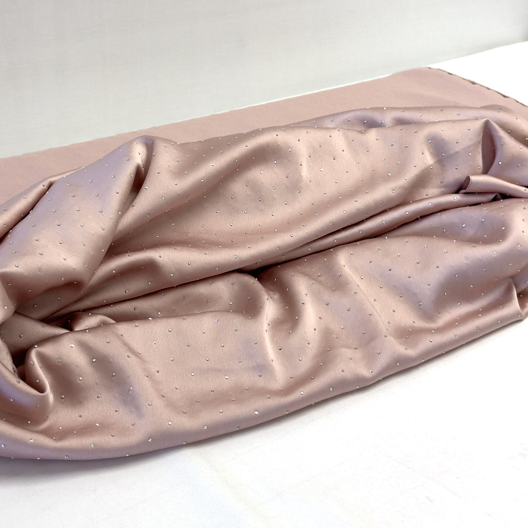 Seta rosa con brillantini argento drappeggiata in pieghe morbide