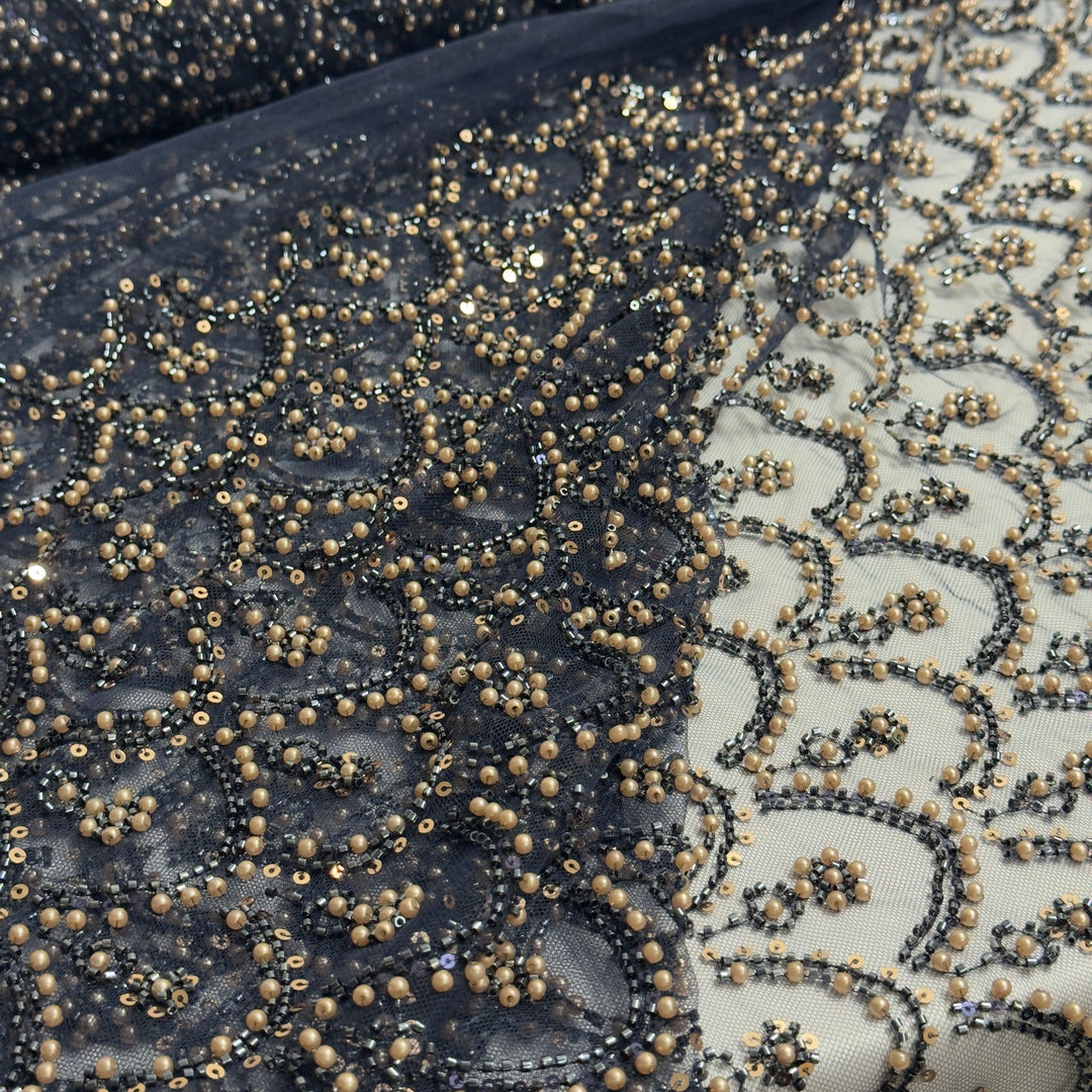Tulle bleu foncé brodé posé à plat, avec le fond transparent entre les broderies